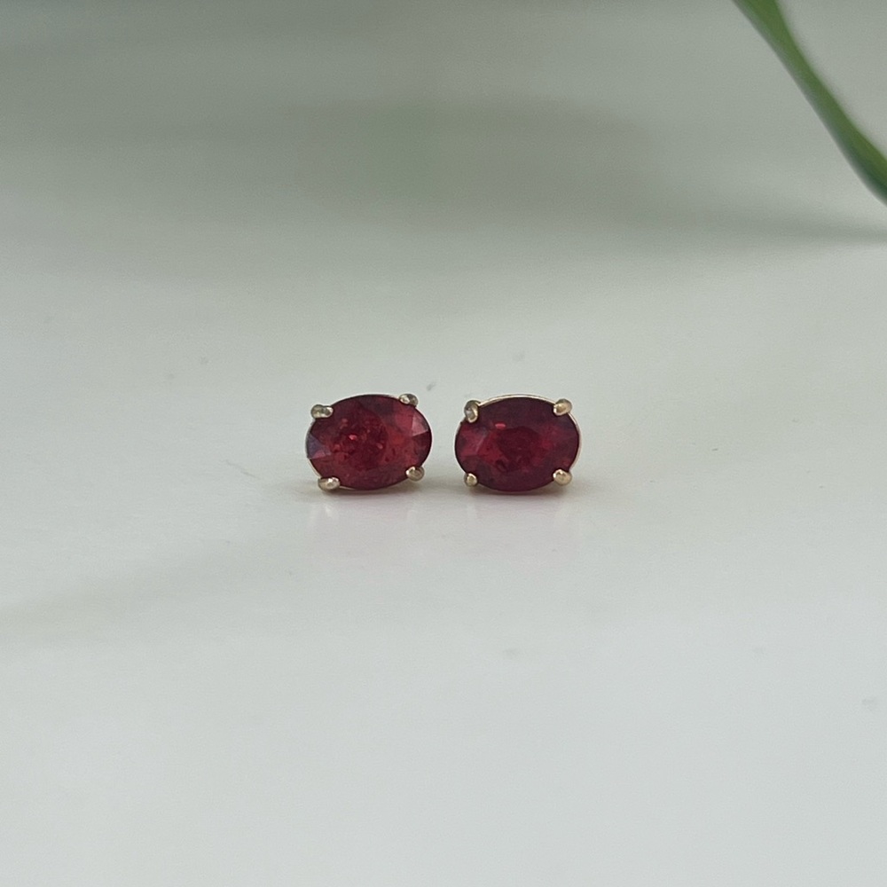 New Stella & Dot Ruby Red Stud Earrings - Picture 4 of 12